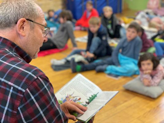 Landtagsabgeordneten Herr Illing liest aus einem Kinderbuch vor