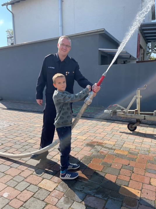 Die Kinder durften den Wasserschlauch halten