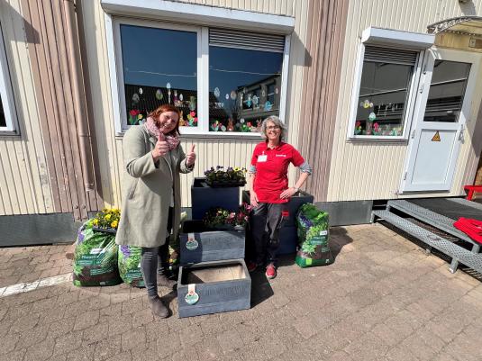 Das Gartencenter Toom Alzey spendet Artikel an die Grundschule Bechtolsheim