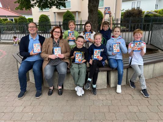 Übergabe des Buchs am Schulfest durch Herrn Daniel Riedel / Bild D. Riedel