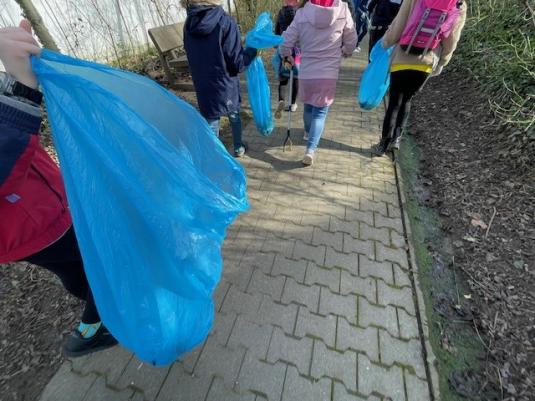 Kinder beim Müllsammeln